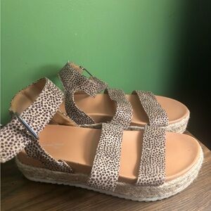 Universal Thread Tan Leopard Print Platform Sandals